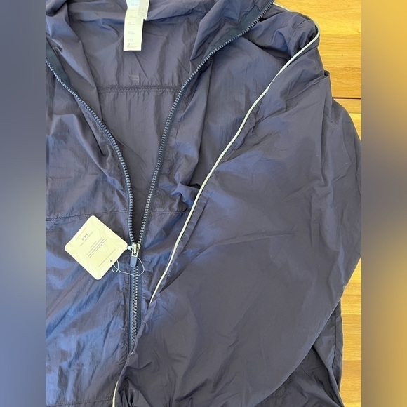 Fabletics Oversized Flyweight Lightweight Windbreaker Jacket Reflective Stripe - Picture 4 of 9